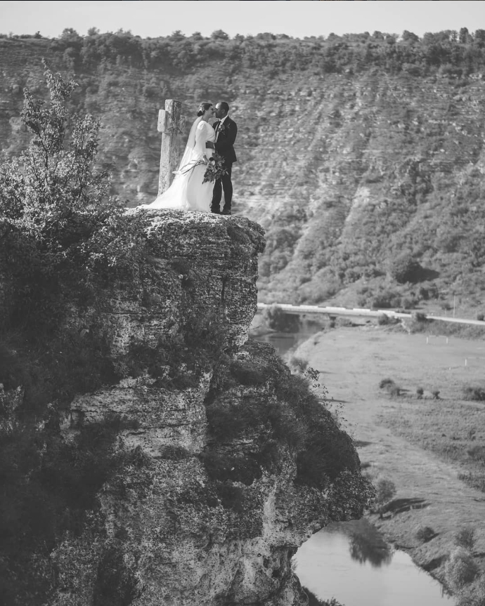 Black and white wedding photograph by Sergiu Munteanu